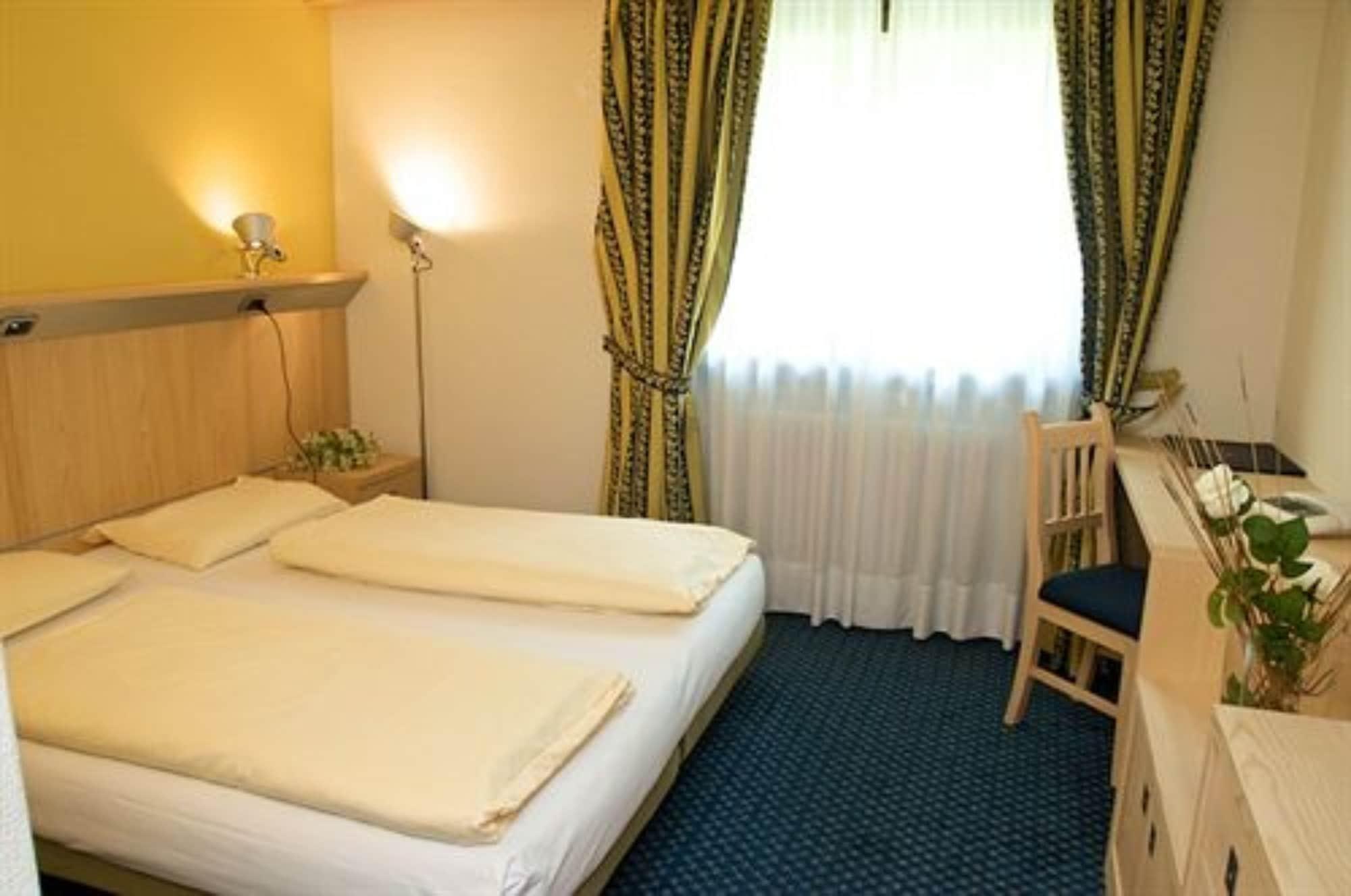 Hotel Alexander Charme
